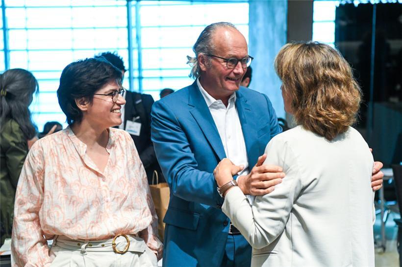 Luxemburgs Energieminister Claude Turmes mit den Amtskolleginnen Tinne van der Straeten (l.) aus Belgien und Teresa Ribera Rodriguez aus Spanien (r.)
