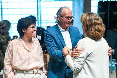 Luxemburgs Energieminister Claude Turmes mit den Amtskolleginnen Tinne van der Straeten (l.) aus Belgien und Teresa Ribera Rodriguez aus Spanien (r.)
