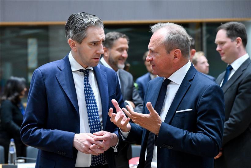 Luxemburgs Finanzminister Gilles Roth im Gespräch mit irischem Amtskollegen Simon Harris vor EU-Ratssitzung in Brüssel