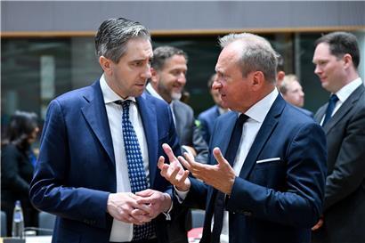 Luxemburgs Finanzminister Gilles Roth im Gespräch mit irischem Amtskollegen Simon Harris vor EU-Ratssitzung in Brüssel