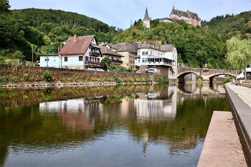 Trockenes Flussbett der Our in Vianden, Luxemburg, zeigt Wasserknappheit in luxemburgischen Flüssen