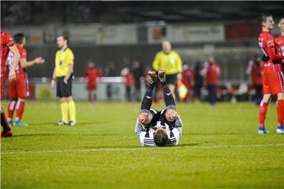 Luxemburgs Fußball-Rekordmeister ist ins Straucheln geraten. Abhilfe kommt nun aus Griechenland.
