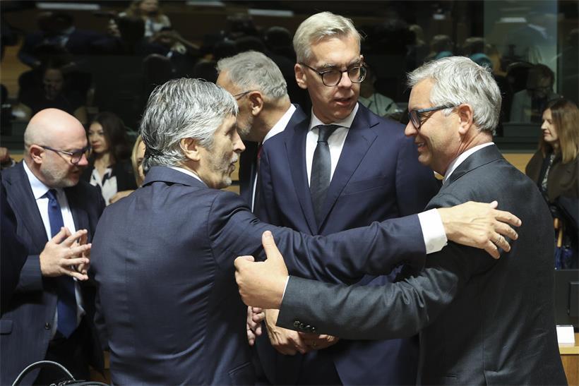 Luxemburgs Innenminister Léon Gloden im Gespräch mit seinem spanischen Amtskollegen Fernando Grande-Marlaska Gomez (l.) und dem EU-Innenkommissar Magnus Brunner (r.)