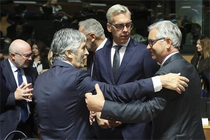 Luxemburgs Innenminister Léon Gloden im Gespräch mit seinem spanischen Amtskollegen Fernando Grande-Marlaska Gomez (l.) und dem EU-Innenkommissar Magnus Brunner (r.)