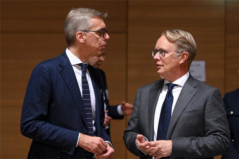 Luxemburgs Innenminister Léon Gloden (l.) im Gespräch mit dem neuen Direktor der europäischen Grenzschutzagentur Frontex, Hans Leijtens
