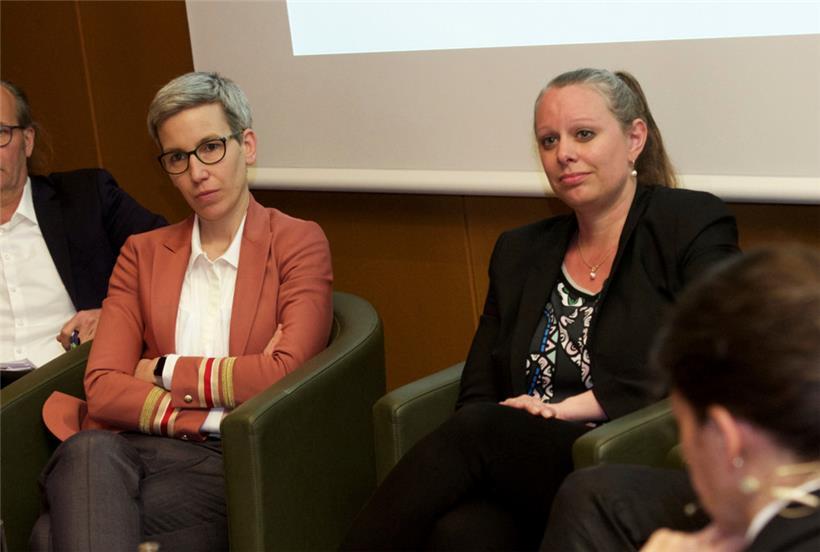Luxemburgs Justizministerin Sam Tanson (links) und mittlerweile Ex-Umweltministerin Carole Dieschbourg bei einer Gesprächsrunde im Jahr 2019
