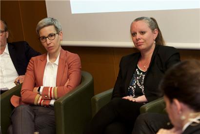 Luxemburgs Justizministerin Sam Tanson (links) und mittlerweile Ex-Umweltministerin Carole Dieschbourg bei einer Gesprächsrunde im Jahr 2019
