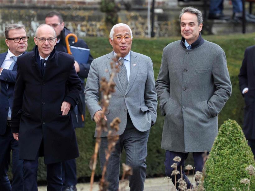 Luxemburgs Premier Luc Frieden, EU-Ratspräsident Antonio Costa und griechischer Premier Kyriakos Mitsotakis bei Klausurtagung der EU 27