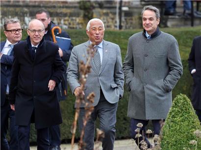 Luxemburgs Premier Luc Frieden, EU-Ratspräsident Antonio Costa und griechischer Premier Kyriakos Mitsotakis bei Klausurtagung der EU 27