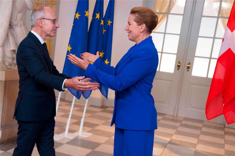 Luxemburgs Premier Luc Frieden wird von der amtierenden EU-Ratsvorsitzenden und dänischen Regierungschefin Mette Frederiksen zum Gipfeltreffen in Kopenhagen empfangen
