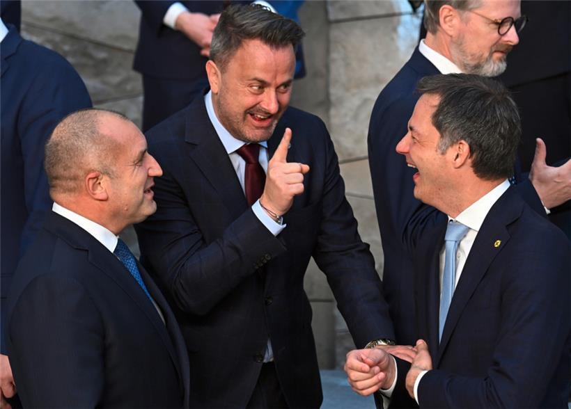 Luxemburgs Premier Xavier Bettel beim NATO-Sondergipfel im Gespräch mit dem bulgarischen Präsidenten Rumen Radew und dem belgischen Premier Alexander De Croo
