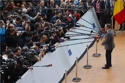 Luxemburgs Premier Xavier Bettel meinte gestern im EU-Ratsgebäude, er würde es „toll“ finden, wenn US-Präsident Joe Biden und Chinas Präsident Xi Jinping einen Friedensplan für die Ukraine ausarbeiten würden
