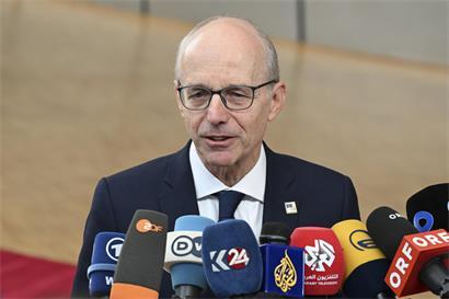 Luxemburgs Premierminister Luc Frieden äußert sich vor Beginn des EU-Gipfels vor der internationalen Presse
