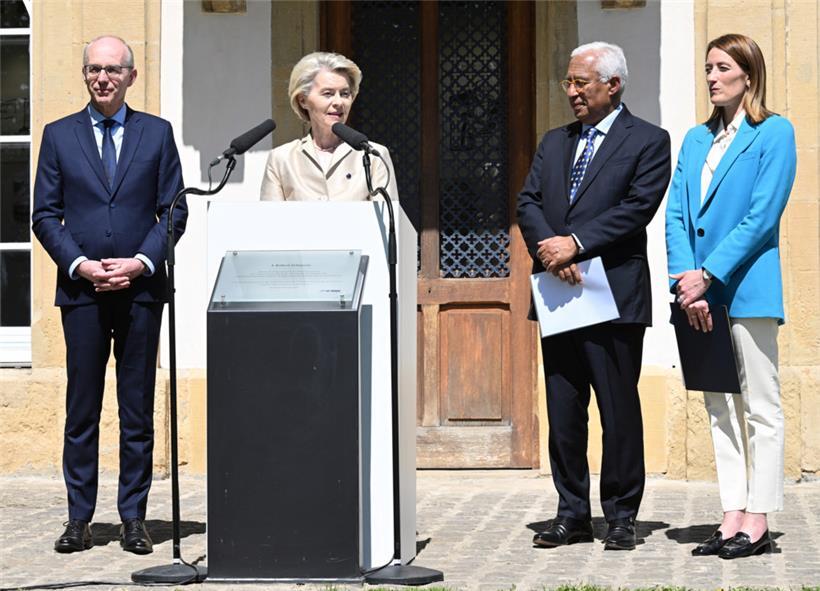 Luxemburgs Premierminister Luc Frieden hatte die EU-Spitzen, die Kommissionspräsidentin Ursula von der Leyen, den Präsidenten des Europäischen Rates, Antonio Costa, sowie die Präsidentin des EU-Parlaments, Roberta Metsola, am Europatag ins Geburtshaus von Robert Schuman in Clausen eingeladen

