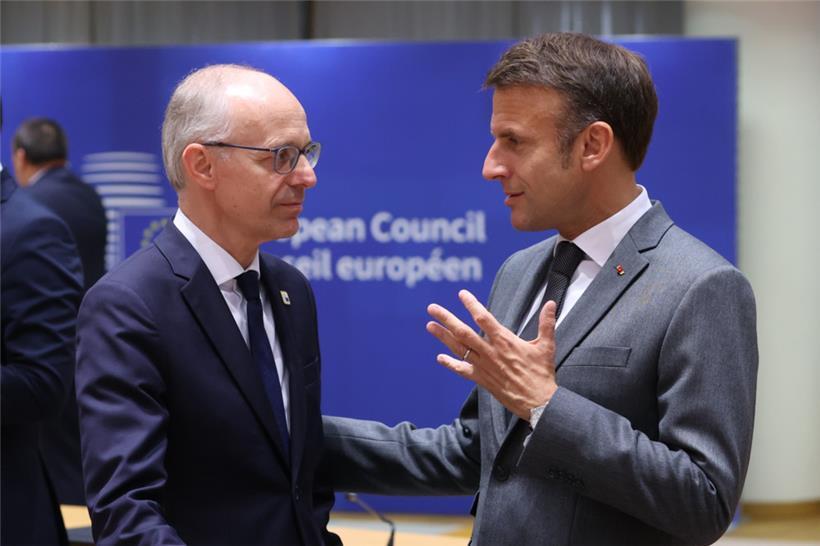 Luxemburgs Premierminister Luc Frieden im Gespräch mit dem französischen Präsidenten Emmanuel Macron – allerdings beim Gipfeltreffen im vergangenen Juni

