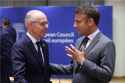 Luxemburgs Premierminister Luc Frieden im Gespräch mit dem französischen Präsidenten Emmanuel Macron – allerdings beim Gipfeltreffen im vergangenen Juni
