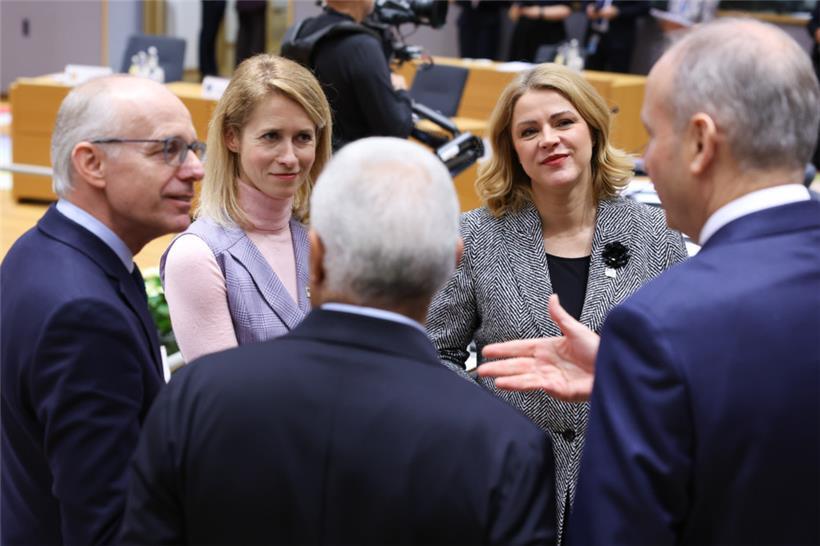 Luxemburgs Premierminister Luc Frieden im Kreis von Gipfelteilnehmern, darunter die EU-Außenbeauftragte Kaja Kallas (2.v.l.) und die lettische Regierungschefin Evika Silina
