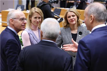 Luxemburgs Premierminister Luc Frieden im Kreis von Gipfelteilnehmern, darunter die EU-Außenbeauftragte Kaja Kallas (2.v.l.) und die lettische Regierungschefin Evika Silina
