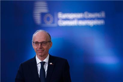 Luxemburgs Premierminister Luc Frieden konnte mit anderen kleineren EU-Staaten eine weitere Zentralisierung der Finanzaufsicht möglicherweise zuungunsten Luxemburgs und anderer Länder beim EU-Gipfel verhindern
