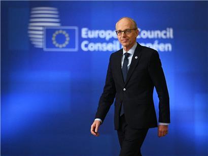 Luxemburgs Premierminister Luc Frieden spricht auf Podium für eine unabhängige und souveräne Europäische Union