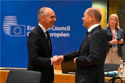 Luxemburgs Premierminister Luc Frieden wird im Europäischen Rat vom deutschen Kanzler Olaf Scholz begrüßt

