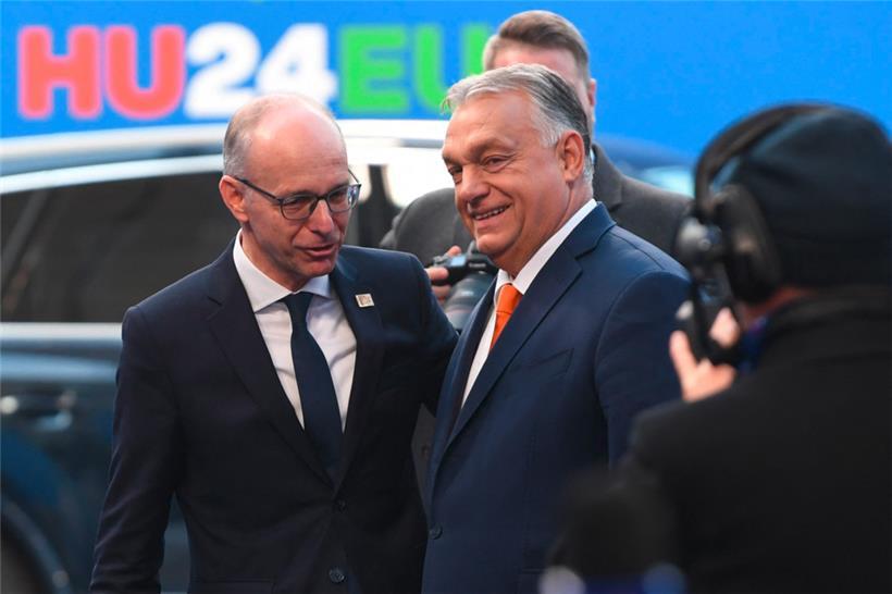 Luxemburgs Premierminister Luc Frieden wird vom Gipfel-Gastgeber und ungarischen Regierungschef Viktor Orban (r.) empfangen

