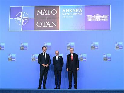 Luxemburgs Premierminister Luc Frieden wird beim Nato-Gipfel in Ankara von Nato-Generalsekretär Mark Rutte und Präsident Erdogan begrüßt