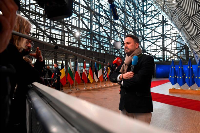 Luxemburgs Premierminister Xavier Bettel beantwortet Fragen der luxemburgischen Presse beim Eintreffen im EU-Ratsgebäude
