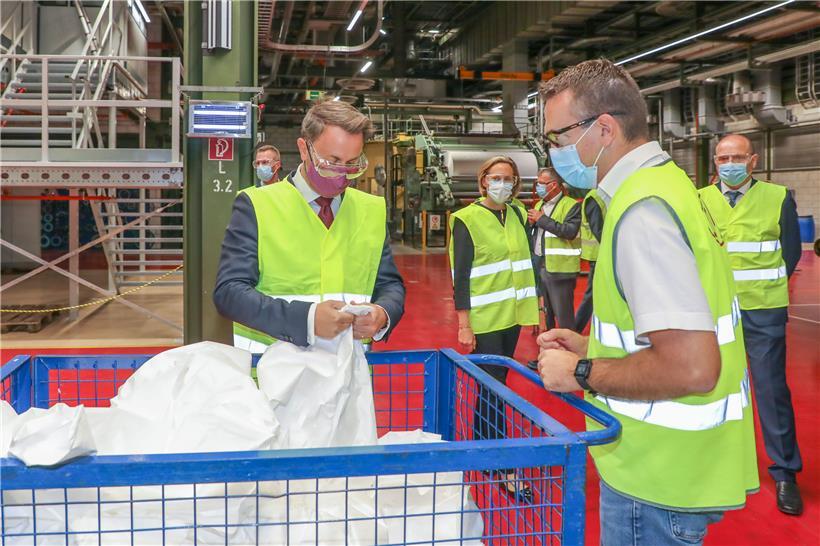 Luxemburgs Premierminister besucht das Werk von DuPont in Contern. Während der Krise war man stolz, auch ein Unternehmen zu haben, das medizinische Güter herstellt. Doch würde man ein solches Investment heute noch wollen?
