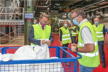 Luxemburgs Premierminister besucht das Werk von DuPont in Contern. Während der Krise war man stolz, auch ein Unternehmen zu haben, das medizinische Güter herstellt. Doch würde man ein solches Investment heute noch wollen?
