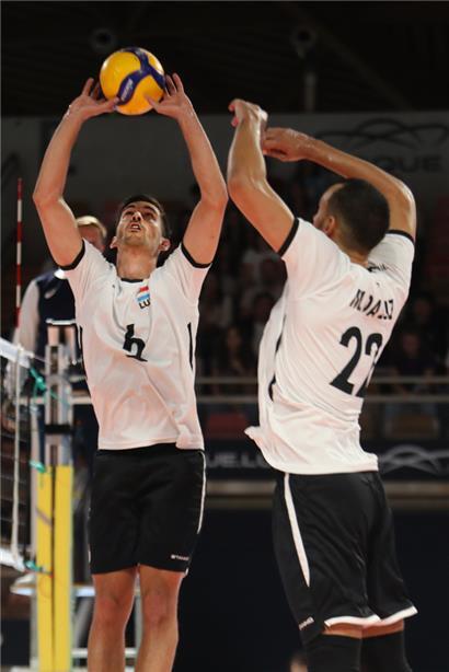 Luxemburgs Volleyballer um Gilles Braas (links) haben gegen die Ukraine Selbstvertrauen getankt
