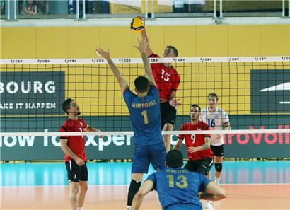 Luxemburgs Volleyballer um Jérémie Feit (15) wollen gegen Island die nächsten Punkte einfahren
