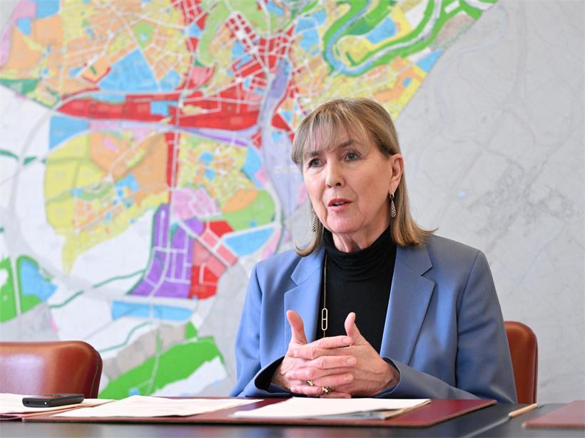 Lydie Polfer spricht beim City Breakfast über Begrünung in der Hauptstadt und dementiert gegenteilige Aussagen.