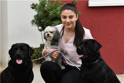 Lynn Huss mit ihren Hunden Lana, Vicky und Jailly
