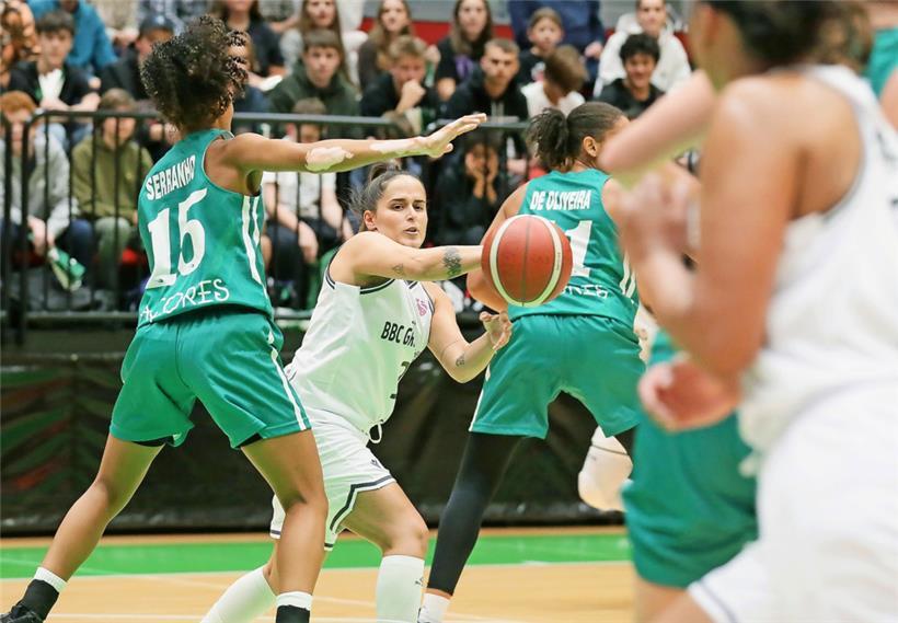 Lynn Schreiner (in Weiß) brachte in den bisherigen Heimspielen immer eine menge Extra-Energie von der Bank mit
