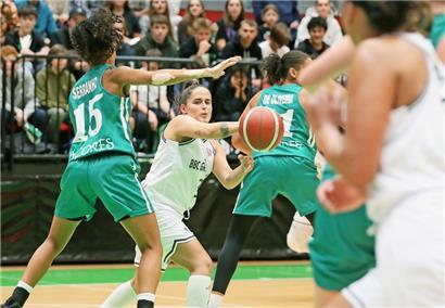 Lynn Schreiner (in Weiß) brachte in den bisherigen Heimspielen immer eine menge Extra-Energie von der Bank mit
