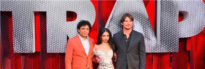 M. Night Shyamalan (l.) mit Saleka Shyamalan und Josh Hartnett bei einer Sondervorführung von „Trap“

