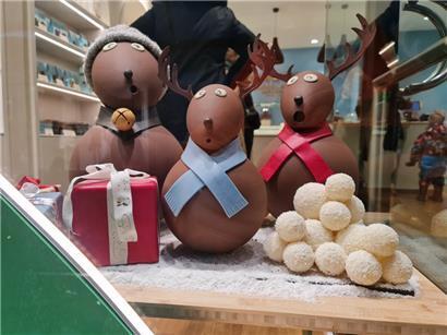 Machen sofort gute Laune: die Schoko-Elche bei der Chocolaterie Genaveh
