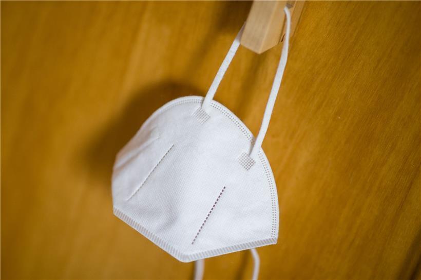 Macht Maske-Tragen draußen überhaupt noch Sinn? In Deutschland ist dazu eine Debatte entbrannt.
