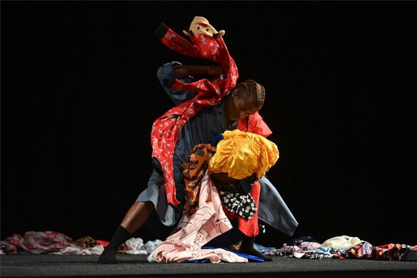 Macht mehr als nur Musik: Edsun bei der Kampagne „Rethink your Clothes“ von Fairtrade Lëtzebuerg und Caritas Luxemburg
