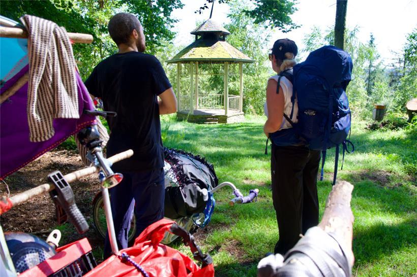 Machten mit ihrem Kunstprojekt an vielen Stationen halt: Kim El Ouardi (links) und Nora Wagner (rechts)
