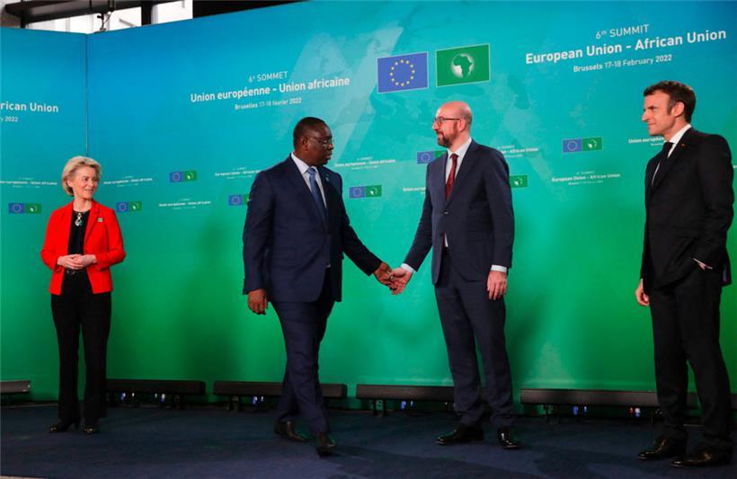 Macky Sall (2.v.l.), Präsident von Senegal und der Afrikanischen Union, beim gestrigen Auftakt des Gipfeltreffens mit EU-Kommissionspräsidentin Ursula von der Leyen (l.), EU-Ratspräsident Charles Michel (2.v.r.) und Frankreichs Präsident Emmanuel Macron
