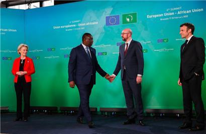 Macky Sall (2.v.l.), Präsident von Senegal und der Afrikanischen Union, beim gestrigen Auftakt des Gipfeltreffens mit EU-Kommissionspräsidentin Ursula von der Leyen (l.), EU-Ratspräsident Charles Michel (2.v.r.) und Frankreichs Präsident Emmanuel Macron
