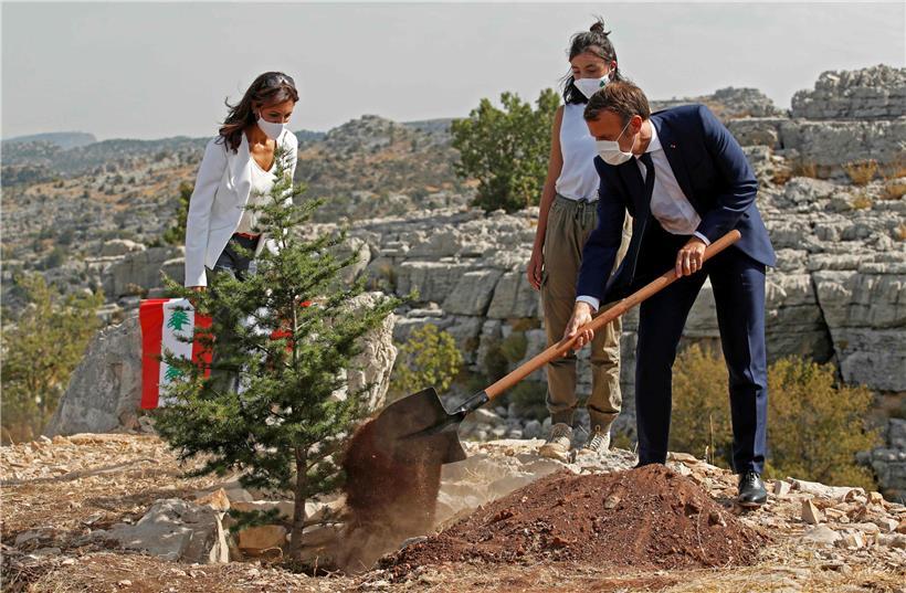 Macron nahm am Dienstag nördlich von Beirut an einer Feier zum 100. Jahrestag der Gründung des Libanons teil und pflanzte einen Zedernbaum, das Nationalsymbol des Landes
