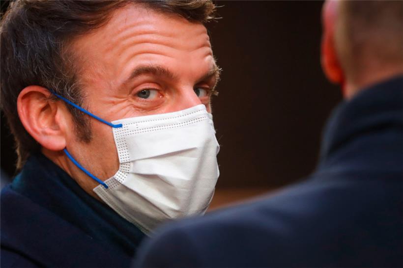 Macron s’exprime comme la grande bourgeoisie peut imaginer qu’il convient de parler au „peuple“: outre le verbe „emmerder“, il menace les récalcitrants de ne plus pouvoir aller „boire un canon“, ni se rendre „au resto“ ou „au ciné“
