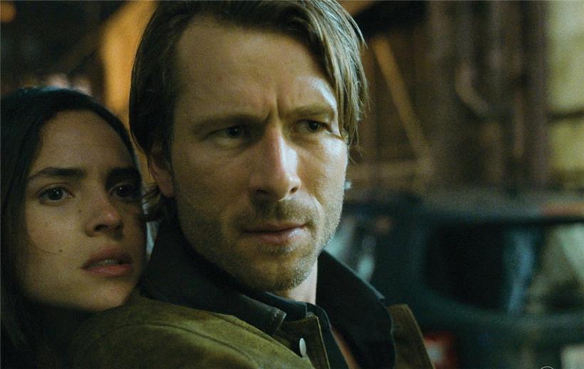 Madison Masters (Adria Arjona, links) und der „Hit Man“ (Glenn Powell, rechts)
