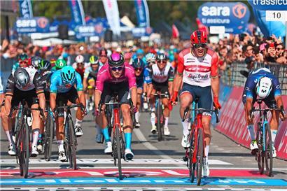 Mads Pedersen (2.v.r.) hat als Fahrer bei den drei großen Rundfahrten jeweils eine Etappe gewonnen
