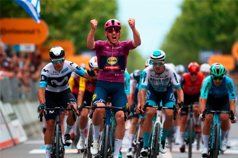 Mads Pedersen fuhr mit seinem Etappensieg am Sonntag auch ins Rosa Trikot
