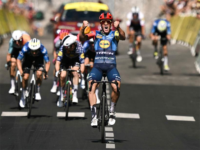 Einen Tag lang im Rampenlicht: Alex Kirsch prägt 4. Etappe, verpasst aber Top-Resultat Mads Pedersen überquert als Sieger die Ziellinie der Etappe bei einem Radrennen