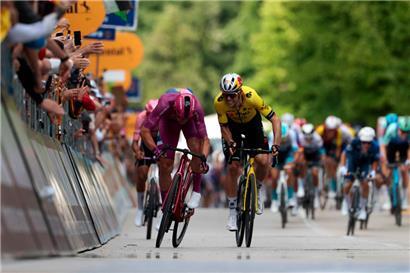 Mads Pedersen (links) setzte sich vor Wout van Aert durch
